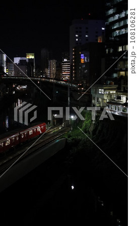 東京・御茶ノ水の聖橋で見た画面奥からJR総武線、JR中央線、東京メトロ丸ノ内線の3路線立体交差の夜景 108106281