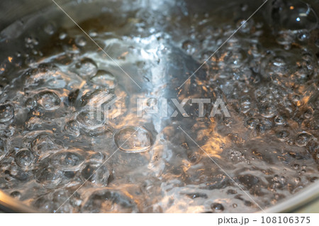 鍋の中で激しく沸騰する水 鍋の中で激しく沸騰する水 108106375