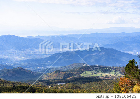 秋の山形蔵王　百万人テラスからの上山方面の風景　俯瞰　山形県山形市 108106425