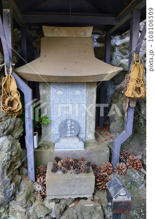 品川神社　富士塚（品川富士）の猿田彦神社　東京都品川区北品川 108106509