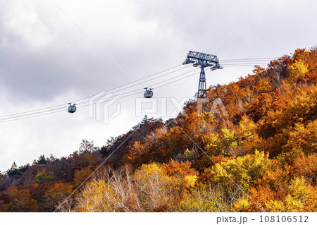 秋の山形蔵王 紅葉した山並と蔵王ロープウェイ山頂線 山形県山形市 秋の山形蔵王 紅葉した山並と蔵王ロープウェイ山頂線 山形県山形市 108106512