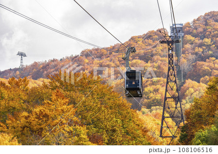 秋の山形蔵王　紅葉した山並と蔵王ロープウェイ山麓線　山形県山形市 108106516