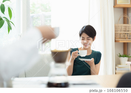 リビングでコーヒーを飲む女性 リビングでコーヒーを飲む女性 108106550