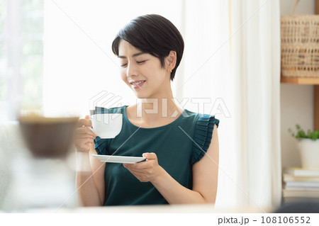 リビングでコーヒーを飲む女性 リビングでコーヒーを飲む女性 108106552