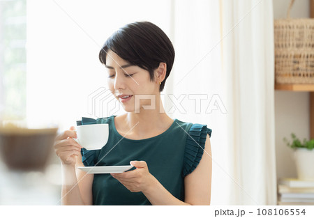 リビングでコーヒーを飲む女性 リビングでコーヒーを飲む女性 108106554