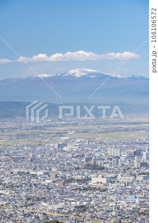 西蔵王公園の展望広場からみた月山の山並と山形市内　俯瞰　山形県山形市 108106572