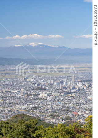 西蔵王公園の展望広場からみた月山の山並と山形市内 俯瞰 山形県山形市 西蔵王公園の展望広場からみた月山の山並と山形市内 俯瞰 山形県山形市 108106573