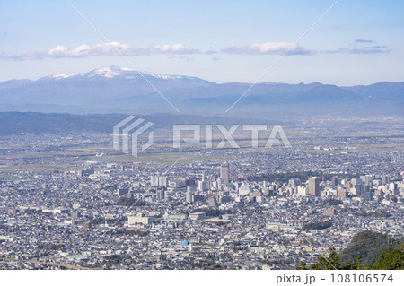 西蔵王公園の展望広場からみた月山の山並と山形市内　俯瞰　山形県山形市 108106574