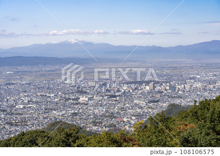 西蔵王公園の展望広場からみた月山の山並と山形市内　俯瞰　山形県山形市 108106575