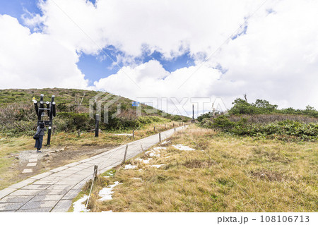 秋の山形蔵王 地蔵山頂駅前(山頂)にある開運の鐘 山形県山形市 秋の山形蔵王 地蔵山頂駅前(山頂)にある開運の鐘 山形県山形市 108106713