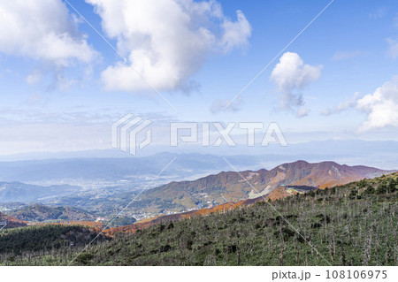 秋の山形蔵王　地蔵山頂駅からみた山形市街方面の俯瞰　山形県山形市 108106975