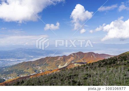 秋の山形蔵王　地蔵山頂駅からみた山形市街方面の俯瞰　山形県山形市 108106977