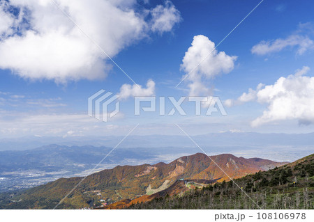 秋の山形蔵王　地蔵山頂駅からみた山形市街方面の俯瞰　山形県山形市 108106978