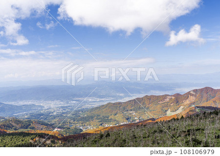 秋の山形蔵王　地蔵山頂駅からみた山形市街方面の俯瞰　山形県山形市 108106979