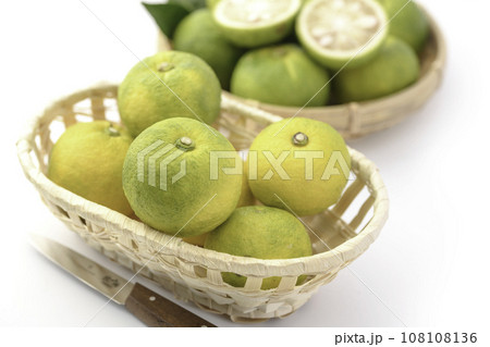 まだ青さが残る柚子 青い柚子 ゆず （ 白バック ） 108108136