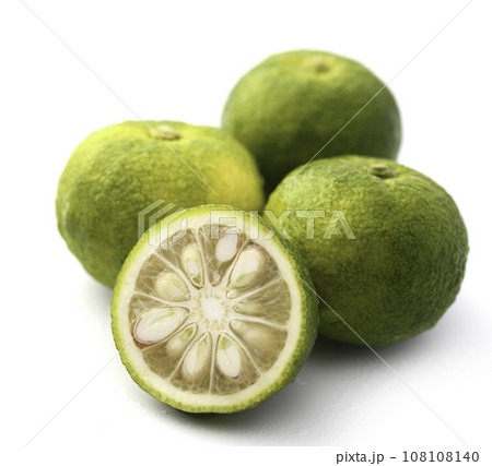 まだ青さが残る柚子 青い柚子 ゆず （ 白バック ） 108108140