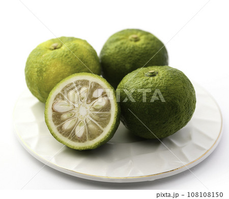 まだ青さが残る柚子 青い柚子 ゆず （ 白バック ） 108108150