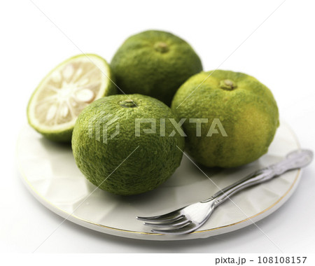 まだ青さが残る柚子 青い柚子 ゆず （ 白バック ） 108108157