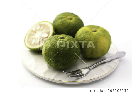 まだ青さが残る柚子 青い柚子 ゆず ( 白バック ) まだ青さが残る柚子 青い柚子 ゆず ( 白バック ) 108108159