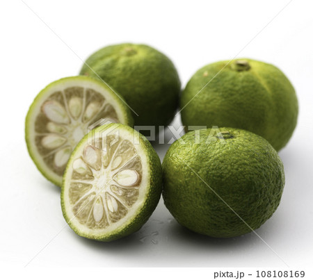 まだ青さが残る柚子 青い柚子 ゆず ( 白バック ) まだ青さが残る柚子 青い柚子 ゆず ( 白バック ) 108108169