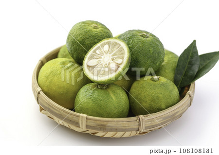 まだ青さが残る柚子 青い柚子 ゆず （ 白バック ） 108108181