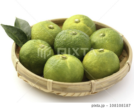 まだ青さが残る柚子 青い柚子 ゆず （ 白バック ） 108108187