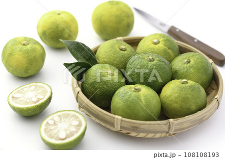 まだ青さが残る柚子 青い柚子 ゆず （ 白バック ） 108108193