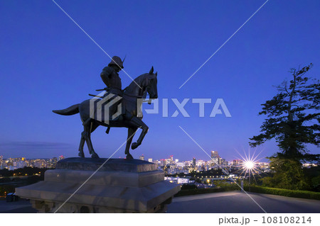 夜景の仙台市全景と伊達政宗騎馬像 108108214