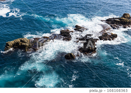 三陸の綺麗な海と岩島 三陸の綺麗な海と岩島 108108363