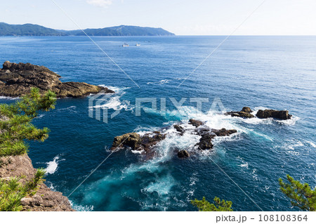 三陸の綺麗な海と岩島 108108364