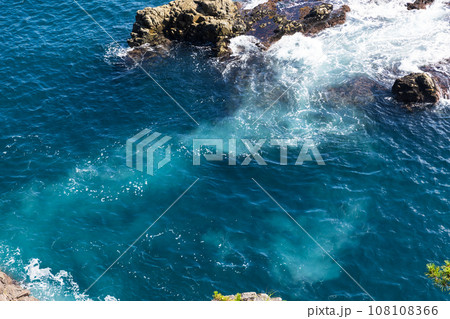 三陸の綺麗な海と岩島 108108366