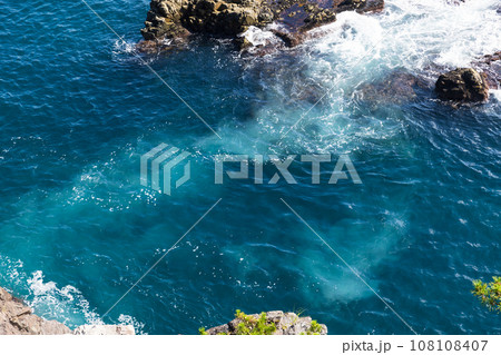 三陸の綺麗な海と岩島 108108407