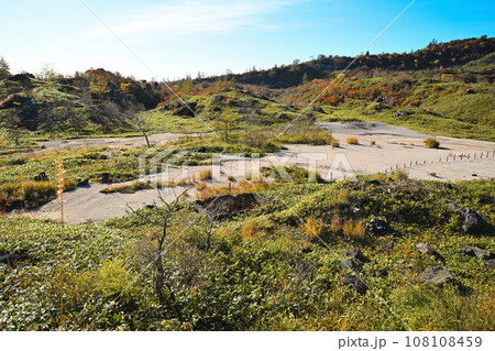 草津高原ルート 殺生河原付近の紅葉 秋の風景 草津高原ルート 殺生河原付近の紅葉 秋の風景 108108459