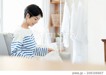 笑顔で家事をする女性 108108807