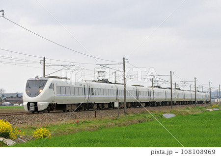 北陸本線 芦原温泉ー丸岡 JR西日本 683系 T26+T34+R12編成(金沢) サンダーバード 北陸本線 芦原温泉ー丸岡 JR西日本 683系 T26+T34+R12編成(金沢) サンダーバード 108108969