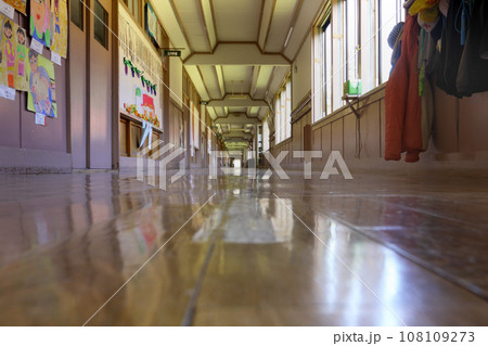 旧鰺ヶ沢町立赤石小学校 廃校 当時、日本一長い廊下 108109273