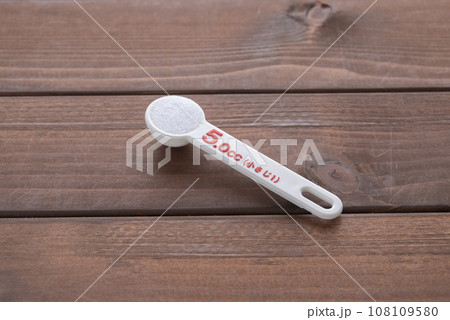 計量スプーンで塩小さじ二分の一 108109580