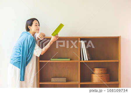 本を読む女性 108109734