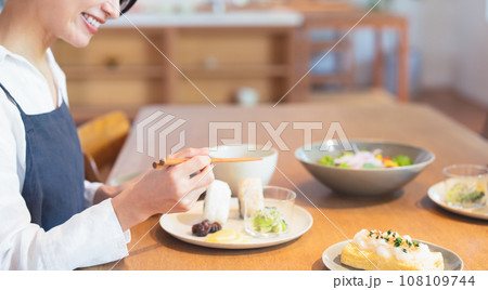 食事をする女性 食事をする女性 108109744