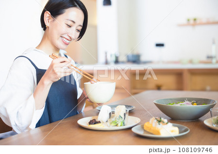 朝食を食べる主婦 朝食を食べる主婦 108109746