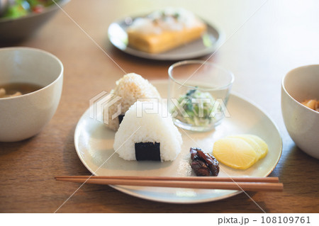 朝食 おにぎり 朝食 おにぎり 108109761