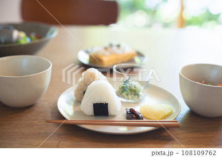 朝食 おにぎり 朝食 おにぎり 108109762