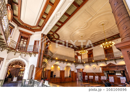 岩手銀行赤レンガ館　岩手銀行旧本店本館　内観　吹き抜けと華麗な装飾　廻廊　アーチ型の欄間 108109896