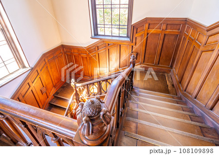 岩手銀行赤レンガ館　岩手銀行旧本店本館　内観　内部階段　美しい装飾 108109898