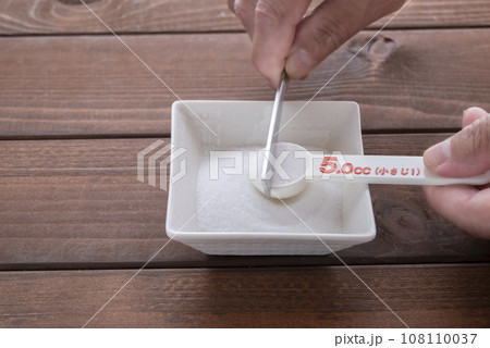 計量スプーンで塩小さじ1 108110037