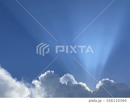 雲の合間から太陽の光 108110360