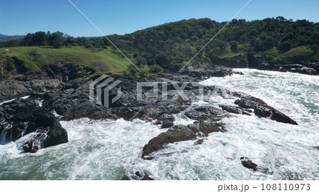 Coffs Harbourの海と海岸を海から見たドローン映像 Coffs Harbourの海と海岸を海から見たドローン映像 108110973