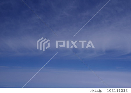 機窓から眺める雲 上空 飛行機 層雲や積雲 巻積雲 白い雲 機窓から眺める雲 上空 飛行機 層雲や積雲 巻積雲 白い雲 108111038