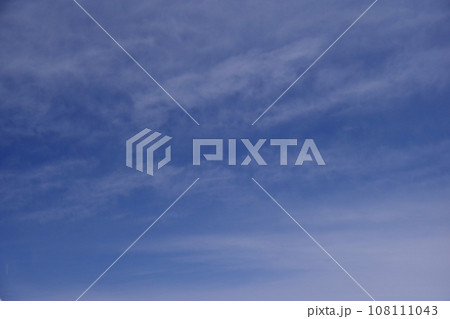 機窓から眺める雲 上空 飛行機 層雲や積雲 巻積雲 白い雲 機窓から眺める雲 上空 飛行機 層雲や積雲 巻積雲 白い雲 108111043