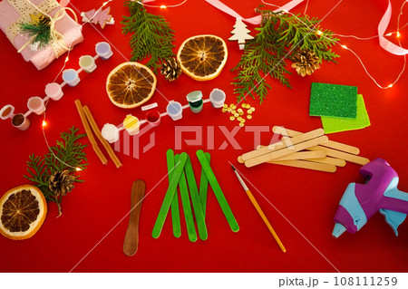 Step by step instruction how to make christmas tree from ice cream sticks. Step 2 painting sticks green and brown. Children's New year handmade craft Step by step instruction how to make christmas tree from ice cream sticks. Step 2 painting sticks green and brown. Children's New year handmade craft 108111259